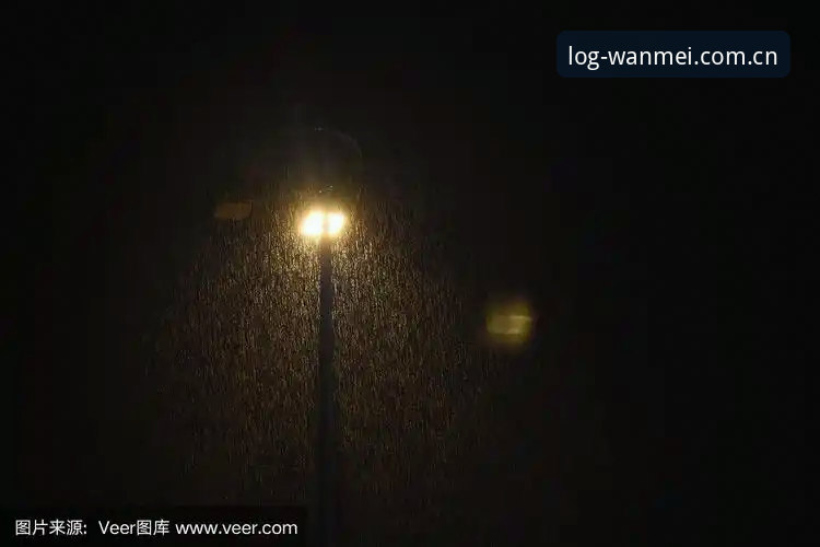 雨夜，费城体育场的灯柱在闪电中忽明忽暗。看台上有个穿法国10号球衣的小孩，抱着脑袋问父亲：“比赛还打吗？”父亲看了看手机，说：“等吧，雷暴过去了，姆巴佩还要追梅西呢。”那是当地时间6月22日晚上，一场原定90分钟的世界杯小组赛，硬生生被大自然拉长成了一场将近四小时的马拉松。